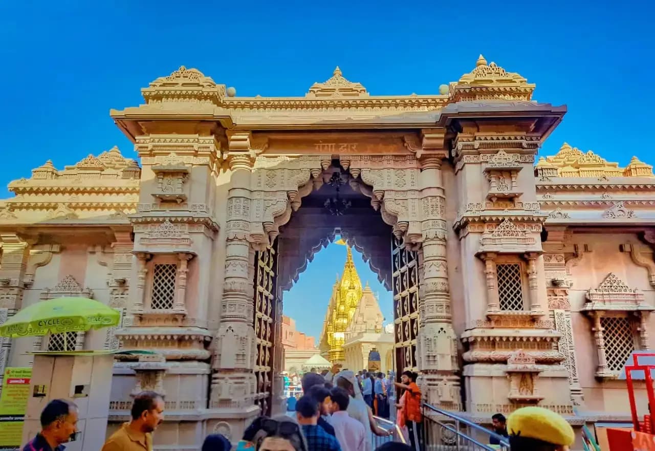 Ganga_Dwar,_Gateway_of_Corridor_of_Kashi_Vishwanath_Temple,_Varanasi_2