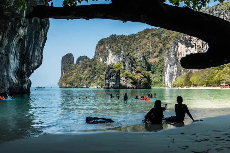 people-enjoying-seashore-krabi_1607483-436