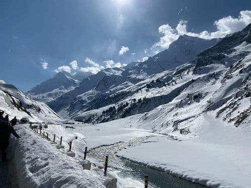 Manali Winter Guide: Essential Travel Tips After First Snowfall & Top Souvenirs to Buy